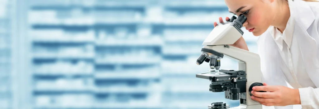 arzthelferin benutzt mikroskop im labor