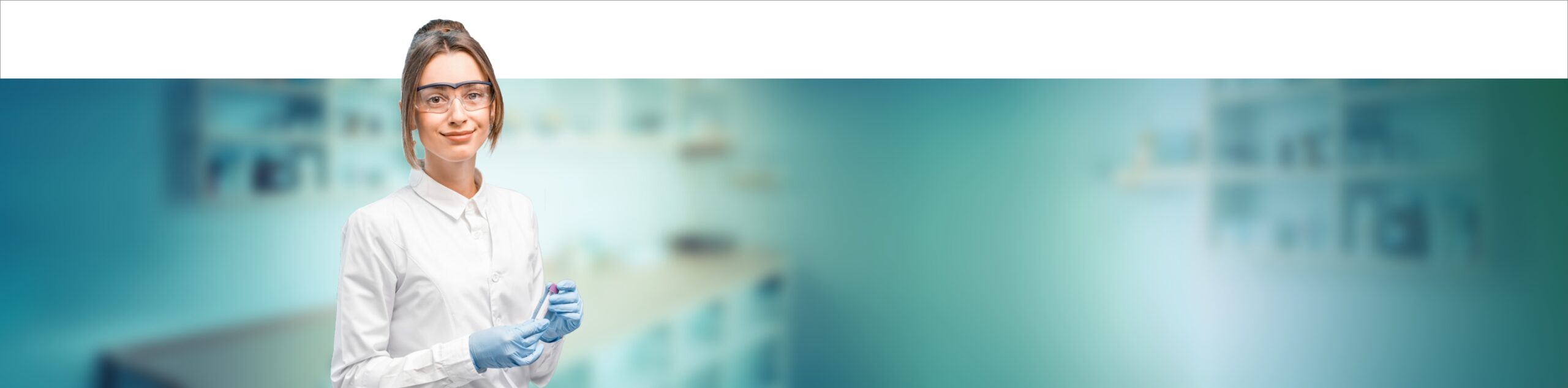 Mitarbeiterin analysiert Proben im medizinischen Labor