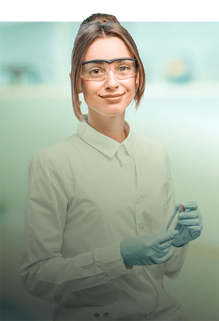 Mitarbeiterin analysiert Proben im medizinischen Labor